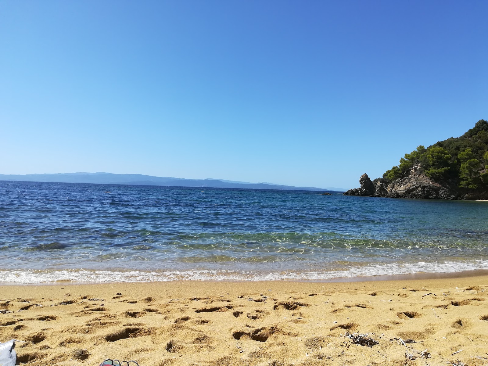 Zdjęcie Diamandis beach otoczony górami