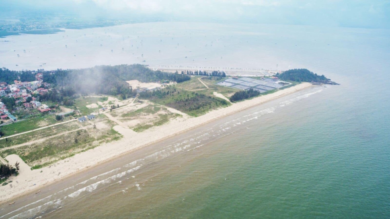 Zdjęcie Hoang Truong Beach z powierzchnią turkusowa woda