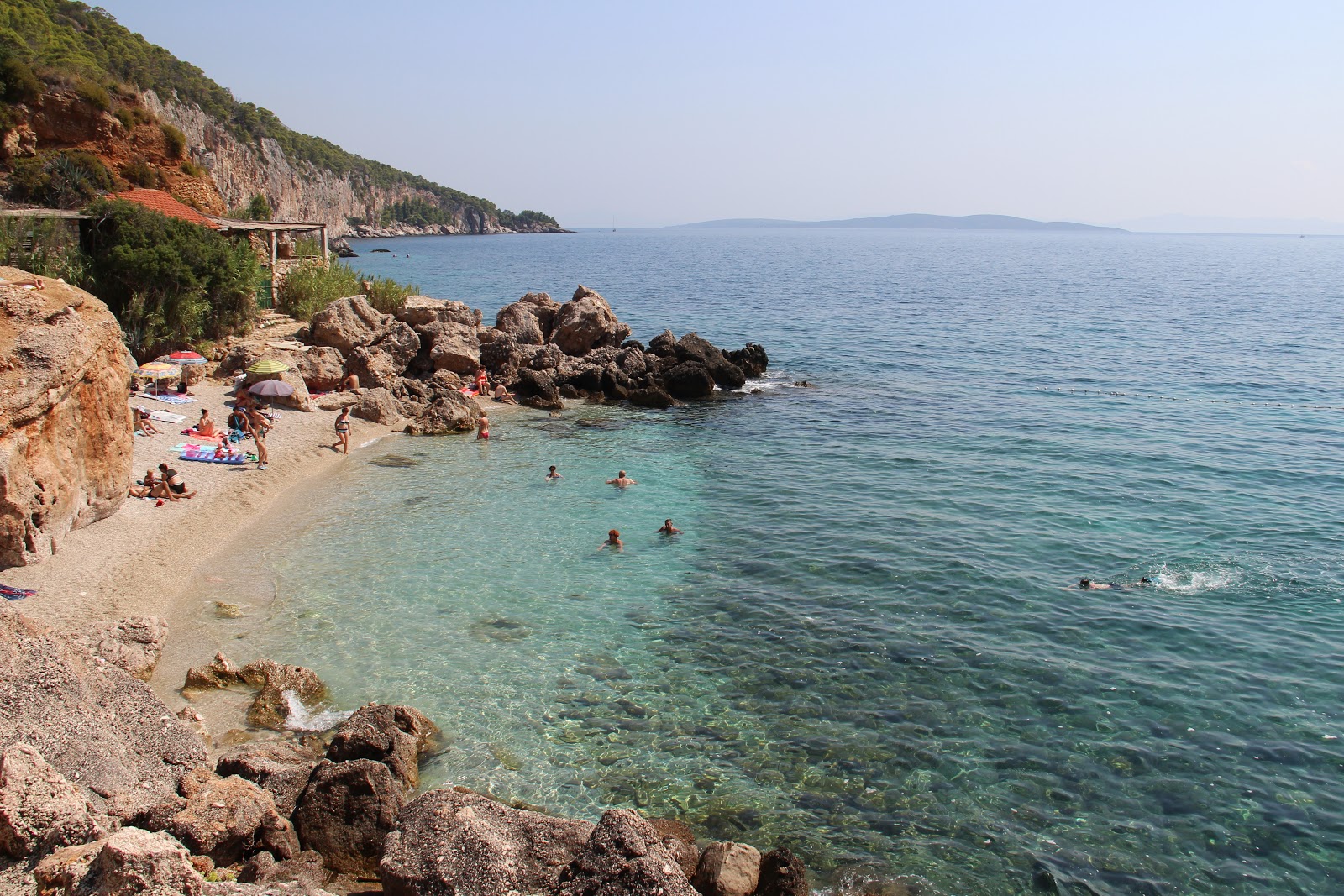 Foto von Skala beach mit feiner heller kies Oberfläche