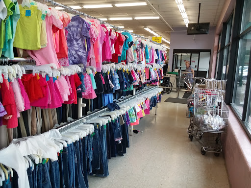 Thrift Store «Village Discount Outlet», reviews and photos, 2930 State Rd, Cuyahoga Falls, OH 44223, USA