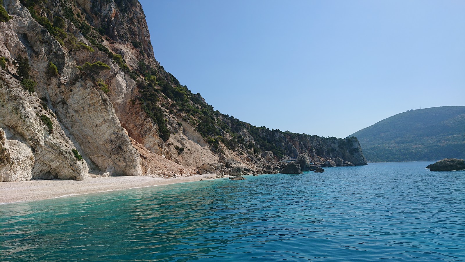 Foto de Playa de Leukes Ammoudies con guijarro fino claro superficie