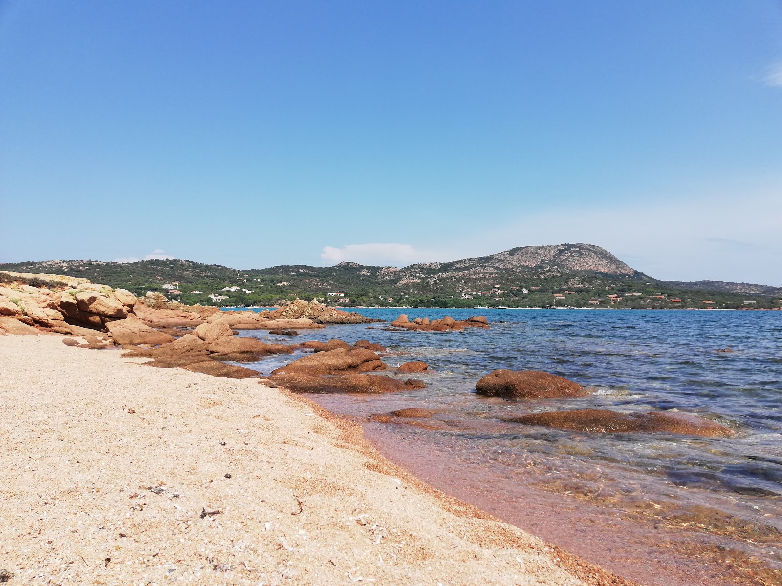 Zdjęcie Spiaggia piccola z powierzchnią brązowy piasek