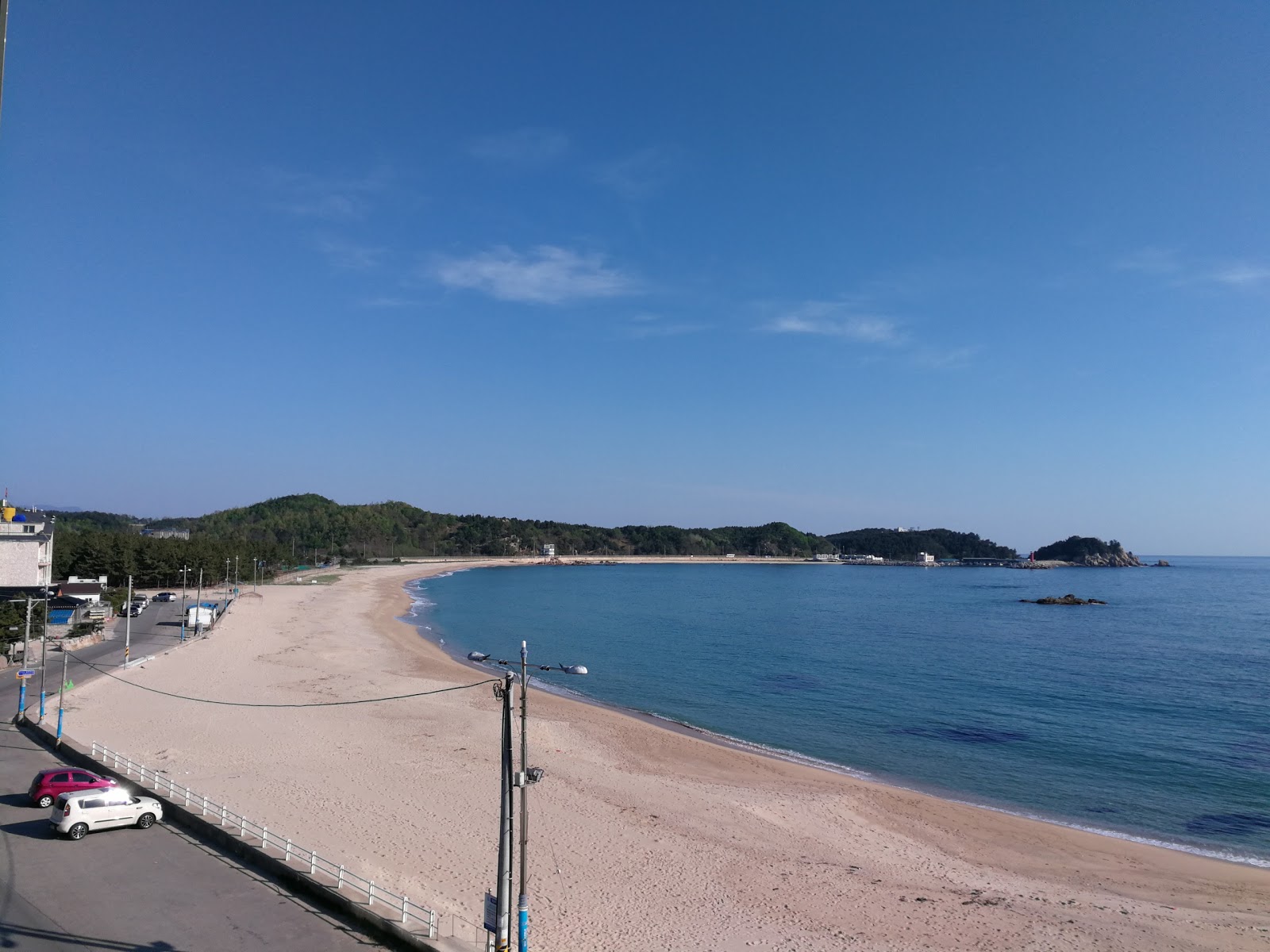 Gonghyeonjin Beach的照片 带有碧绿色纯水表面
