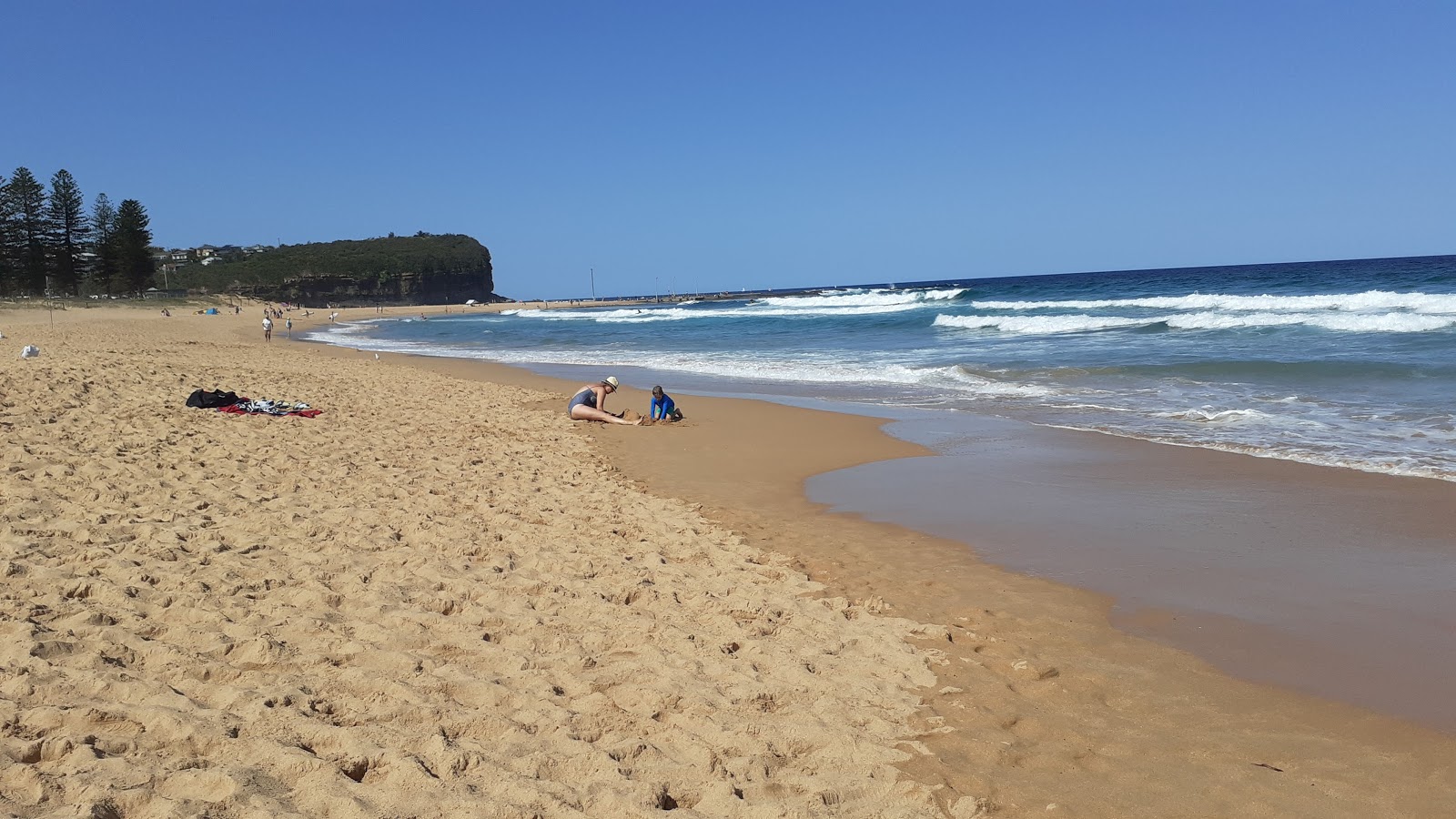 Foto av Mona Vale Beach med blå rent vatten yta