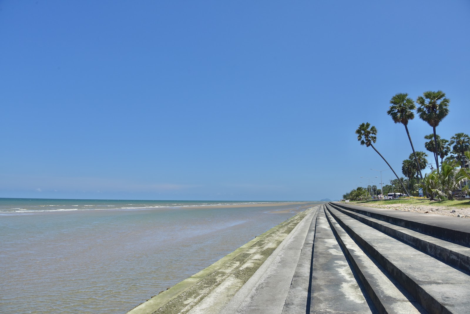 Foto af Pranburi Beach med medium niveau af renlighed