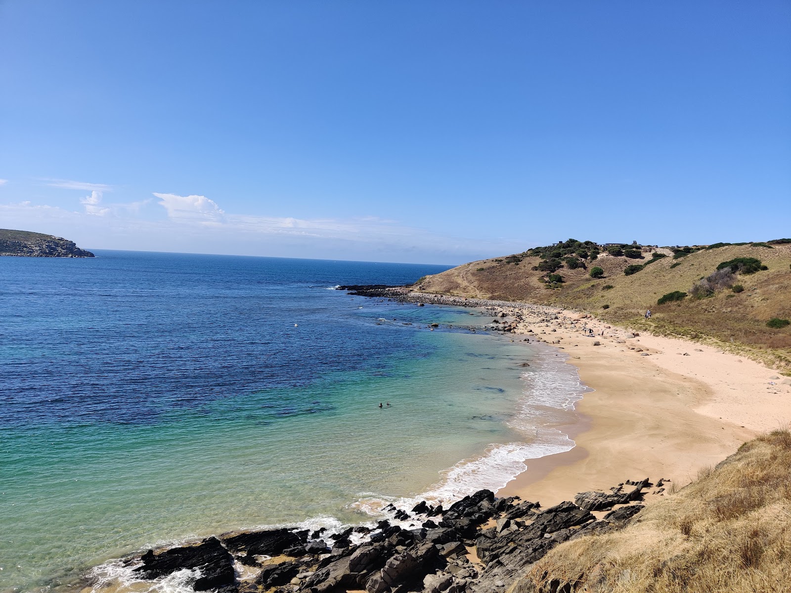 Fotografie cu Kings Beach cu o suprafață de nisip beige și pietre