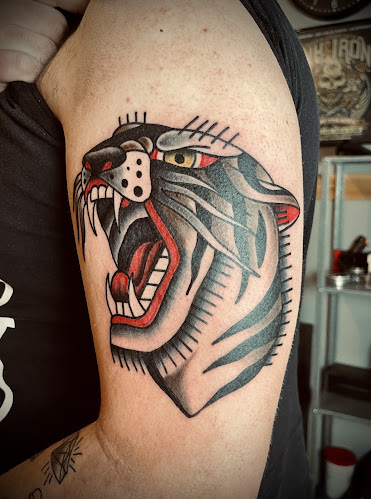 Comentarii opinii despre Under The Skin Tattoo Crew