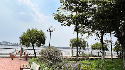 Công viên dọc bờ sông cầu Hoá An