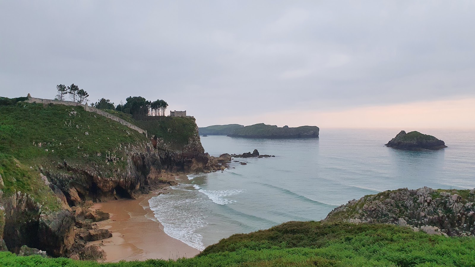 Foto di Playa de La Nixon con una superficie del sabbia beige