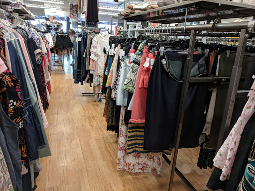 Used Clothing Store «Crossroads Trading Co», reviews and photos, 1730 Sherman Ave, Evanston, IL 60201, USA