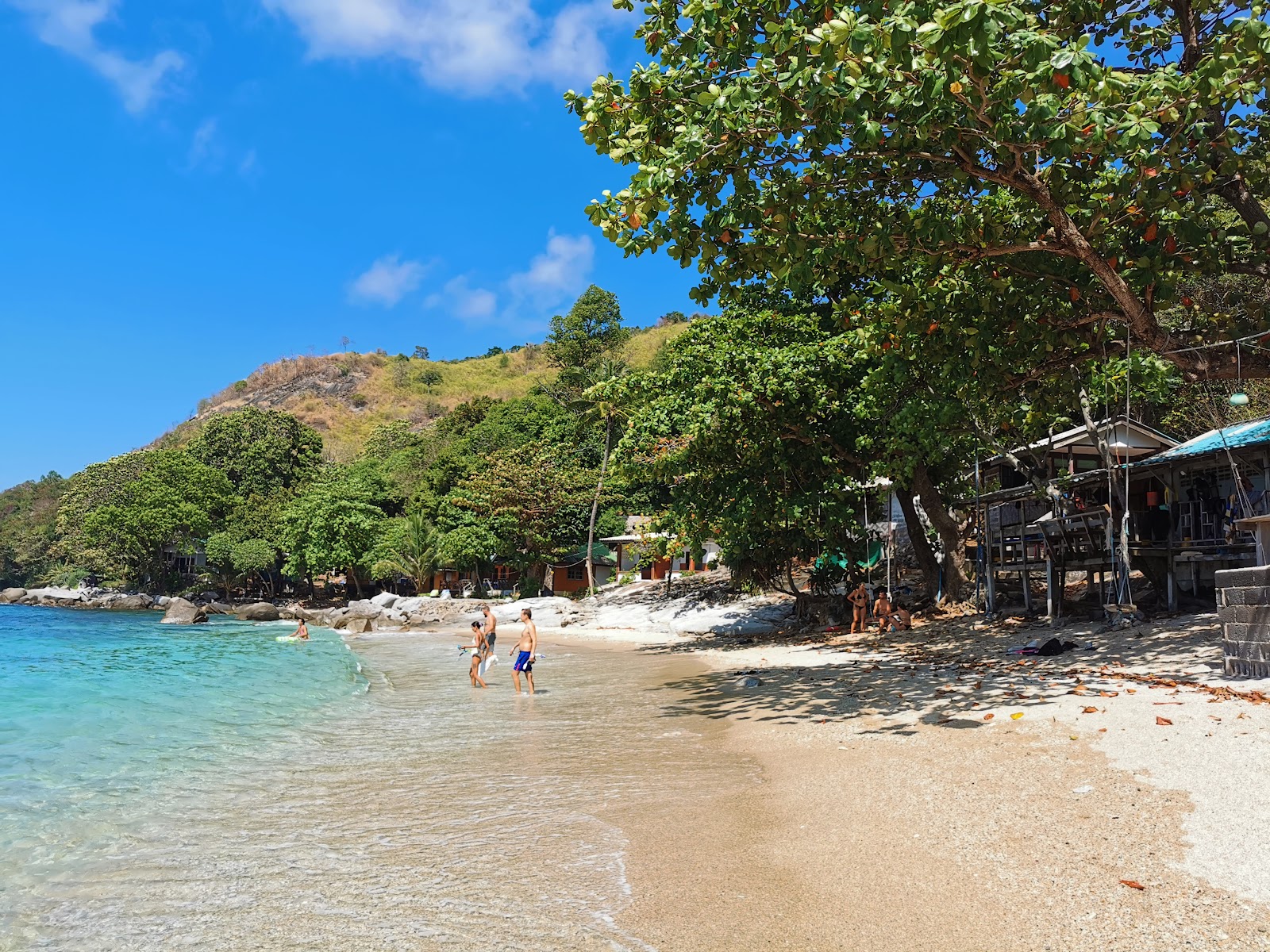 Φωτογραφία του Ao Sane Beach με μπεζ άμμος επιφάνεια