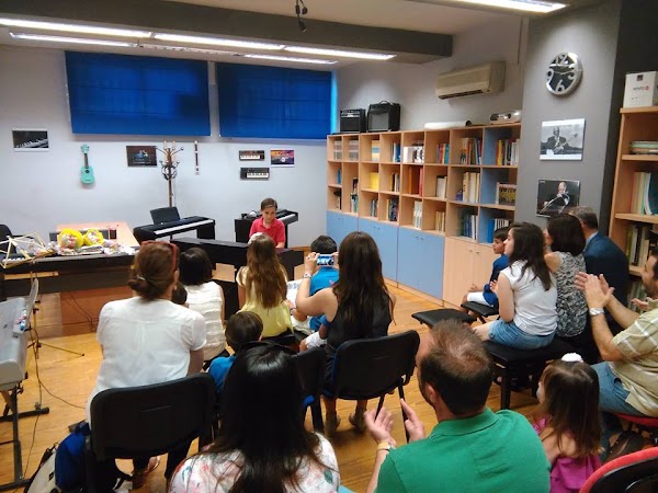 FAMA Escuela de piano y guitarra
