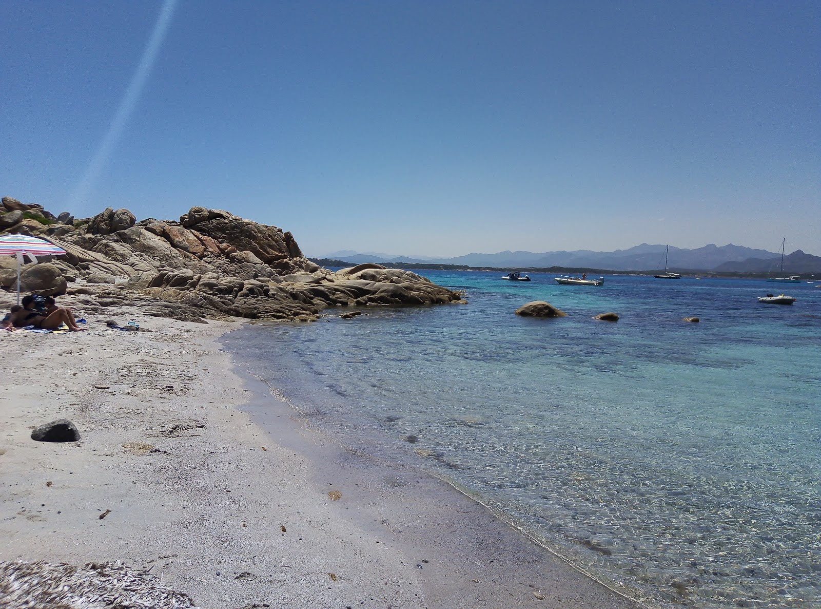 Foto di Cala Mariolino con una superficie del acqua cristallina