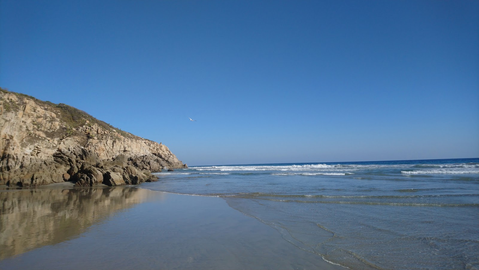 Fotografija Mojon beach z svetel pesek površino