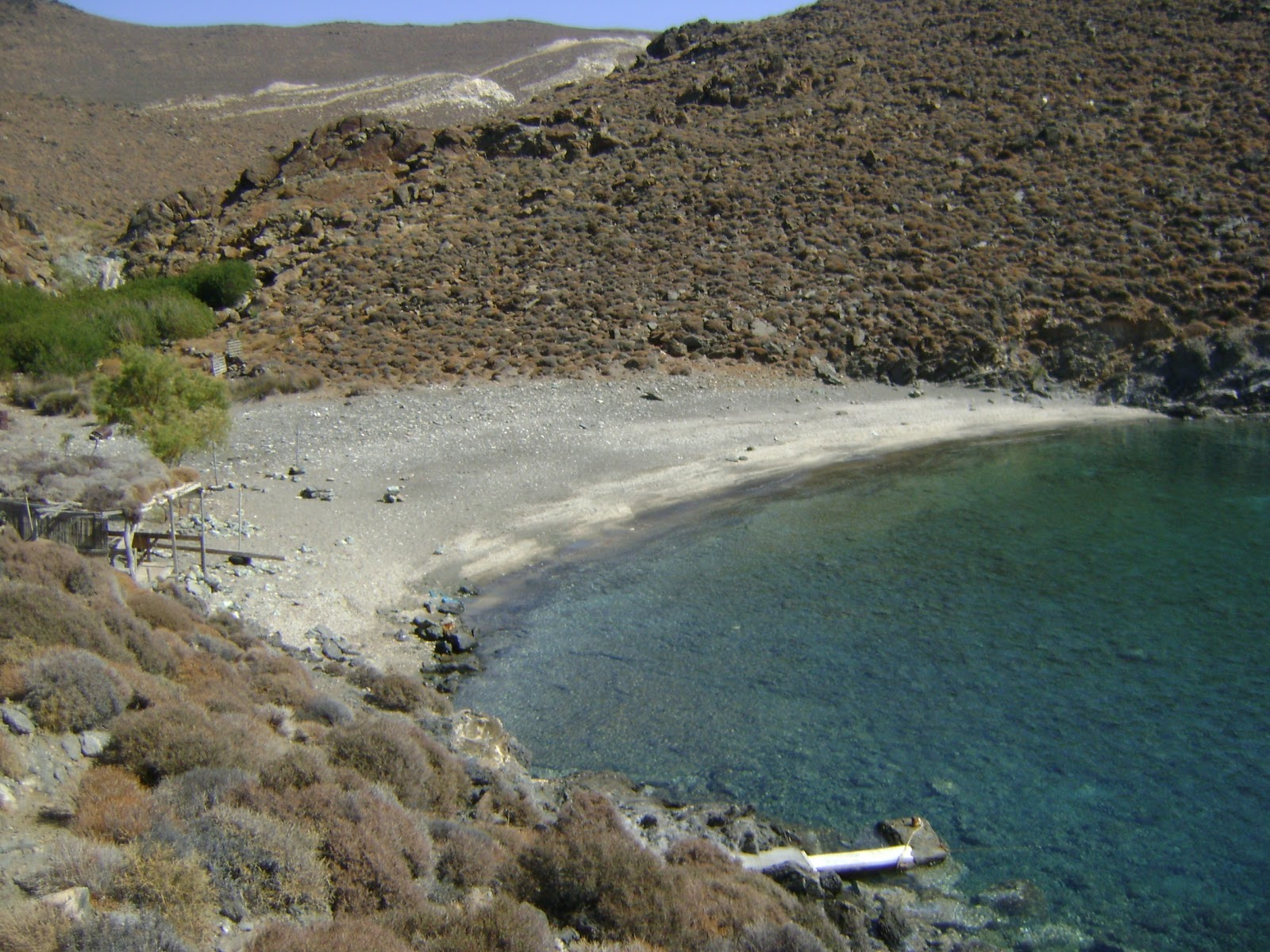 Foto von Megas Lakos mit grauer sand&kies Oberfläche