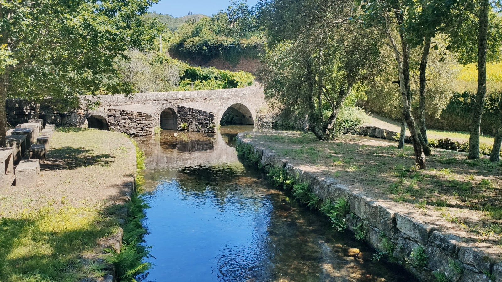 Foto von Praia Fluvial da Balsa mit gras Oberfläche