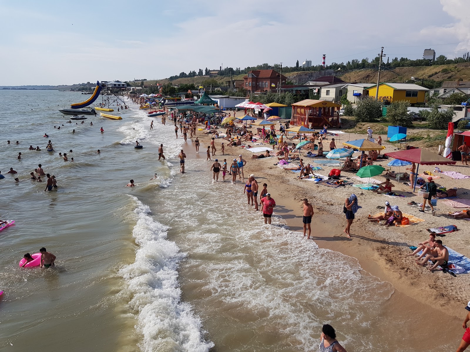 Plyazh na Liskakh'in fotoğrafı geniş bir kıyı şeridi ile birlikte