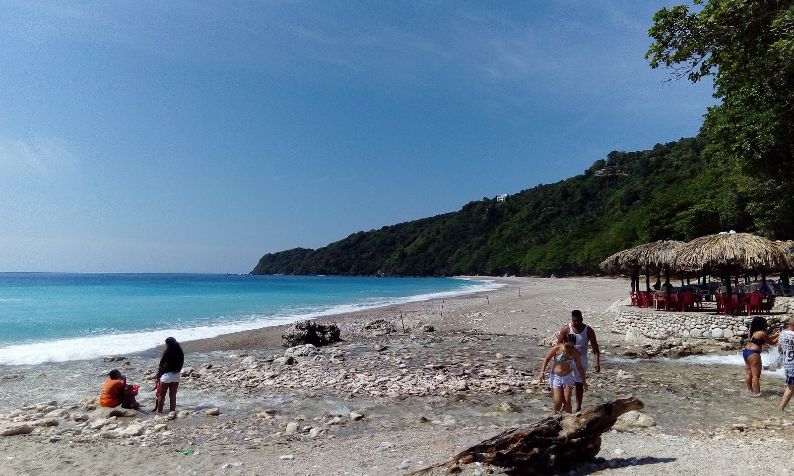 Φωτογραφία του Bahoruco beach με τυρκουάζ νερό επιφάνεια
