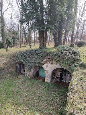 Anciennes caves à Montaigut-le-Blanc