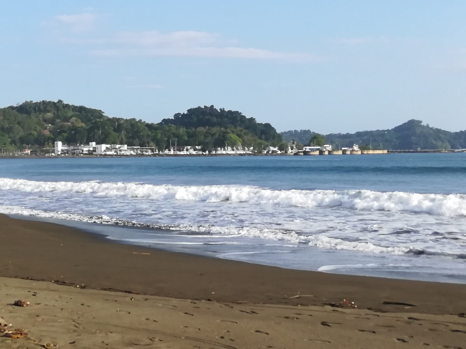 Playa Quepos的照片 带有碧绿色水表面
