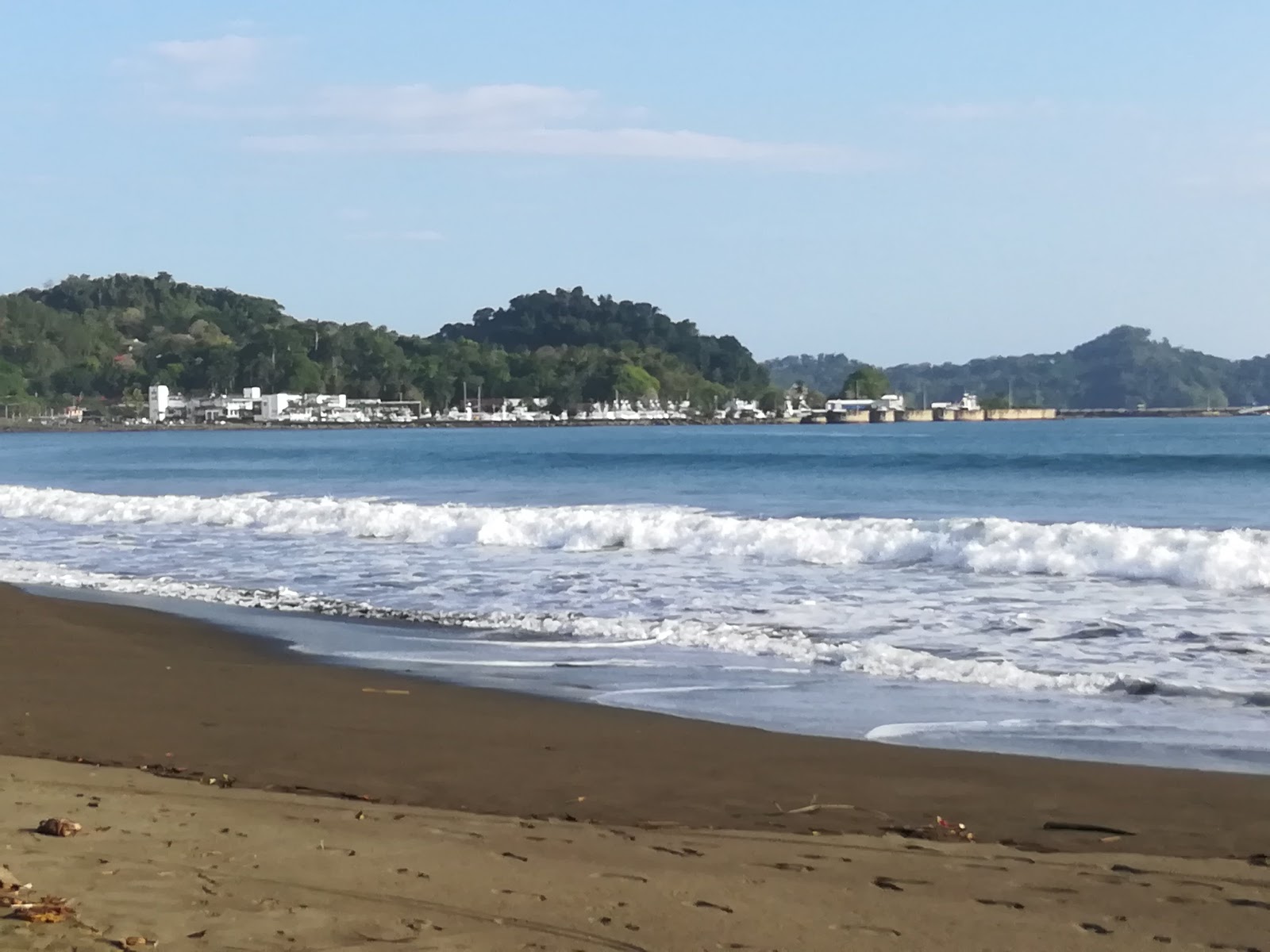Photo de Playa Quepos avec rivage droit, long