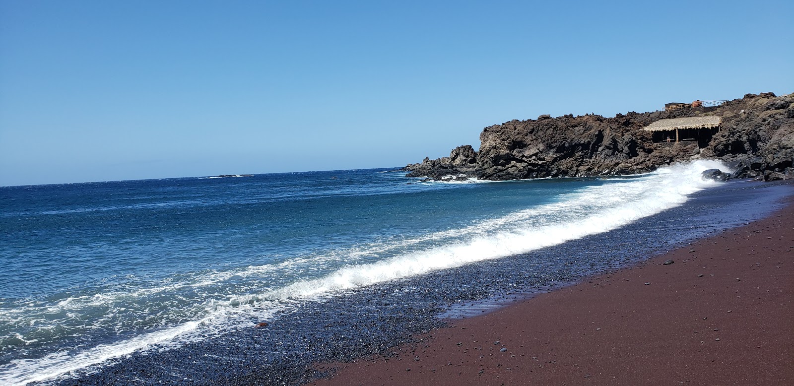 Photo de Playa del Verodal avec l'eau cristalline de surface