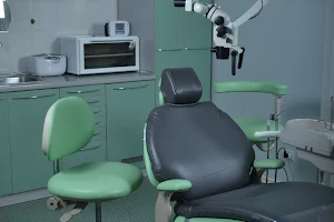 Стоматологія . Лікування під Мікроскопом . Протезування.Елайнери.Вініри. image