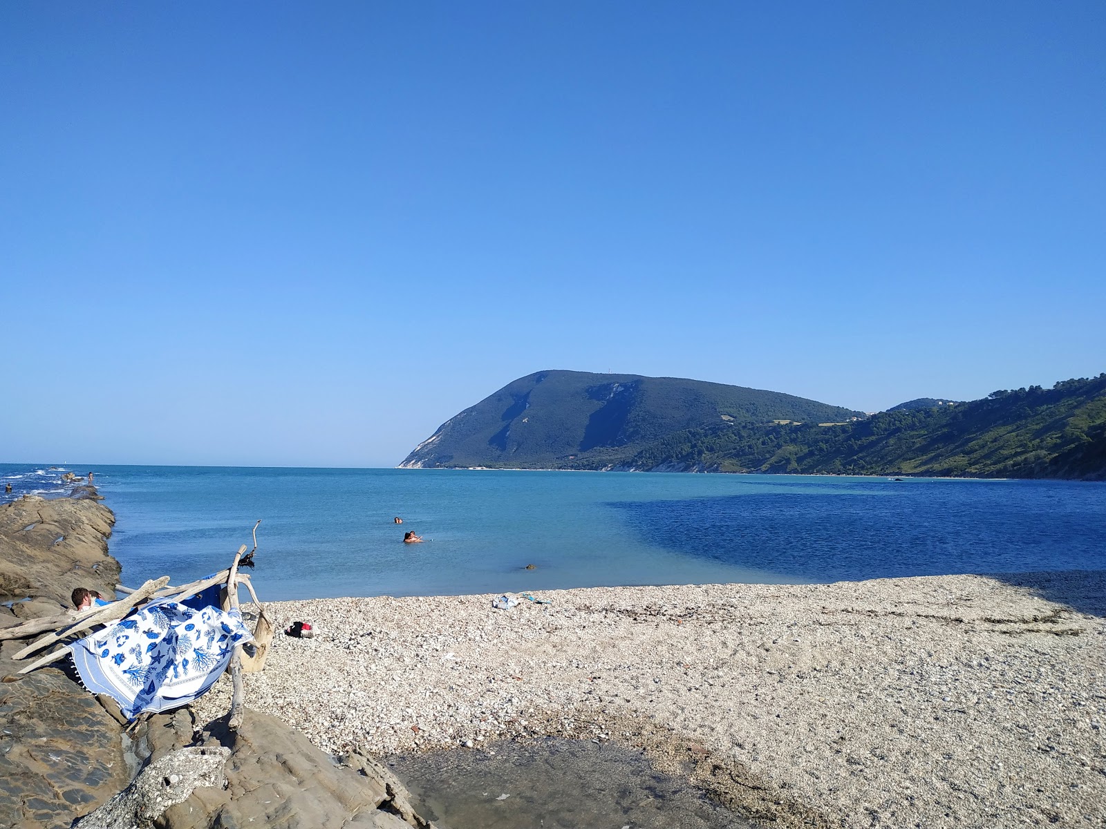 Spiaggia del Trave的照片 带有轻质细卵石表面
