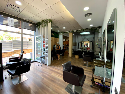 Peluquería AFRICA OLIVERAS ESTILISTES - AvEDA Salón en Olesa de Montserrat, Barcelona