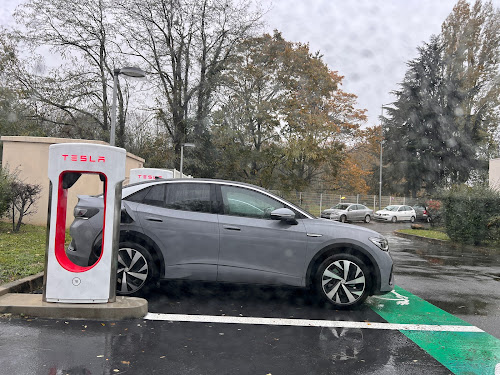 Borne de recharge de véhicules électriques Tesla Supercharger Évry-Courcouronnes