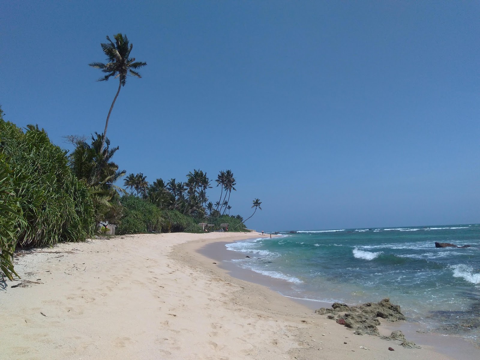 Photo de Madiha Beach avec l'eau cristalline de surface