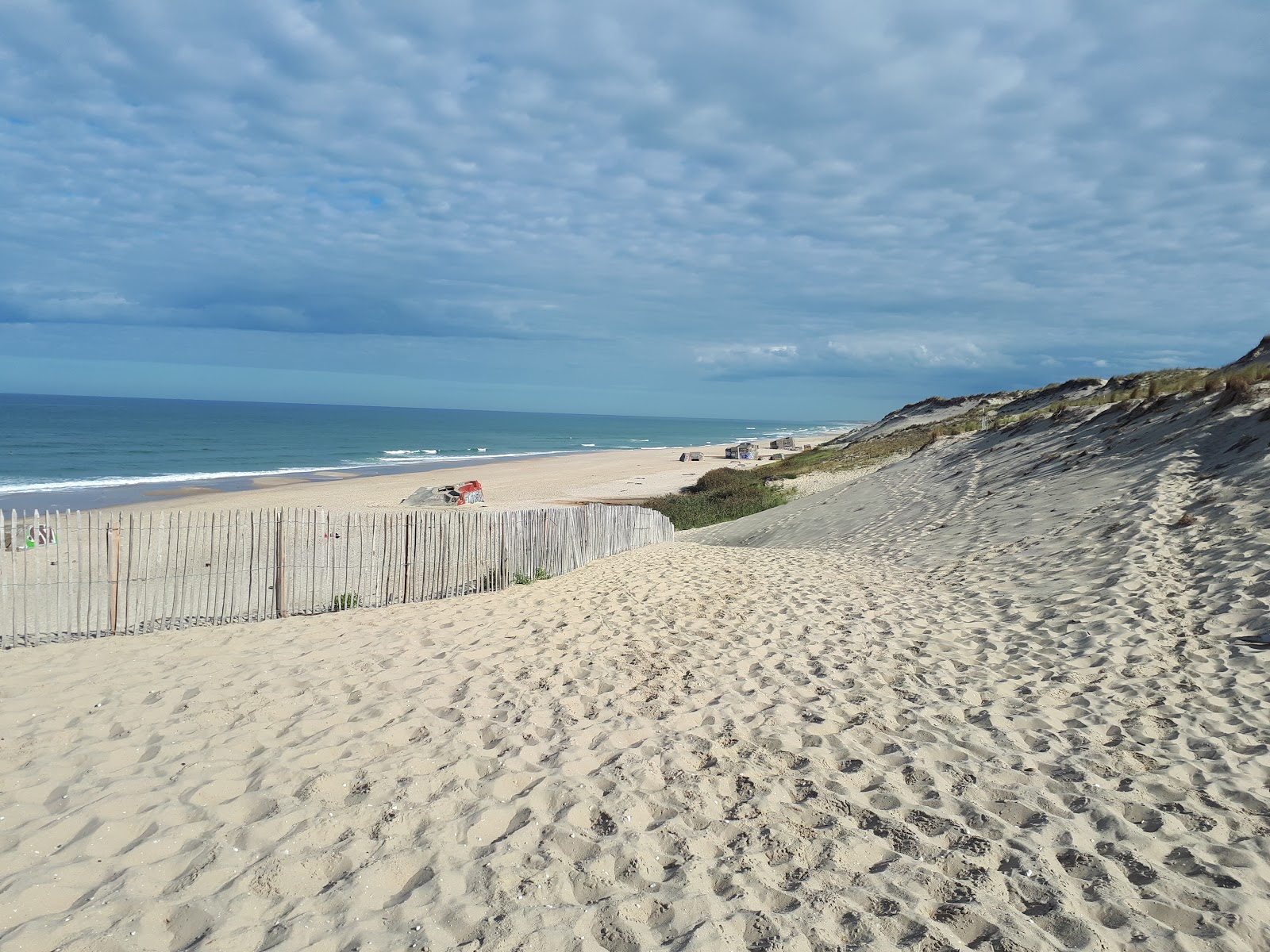 Photo de Le Pin beach avec sable lumineux de surface