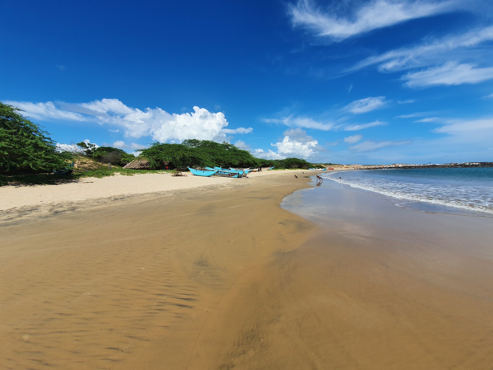 Foto di Kirinda Beach con una superficie del sabbia beige