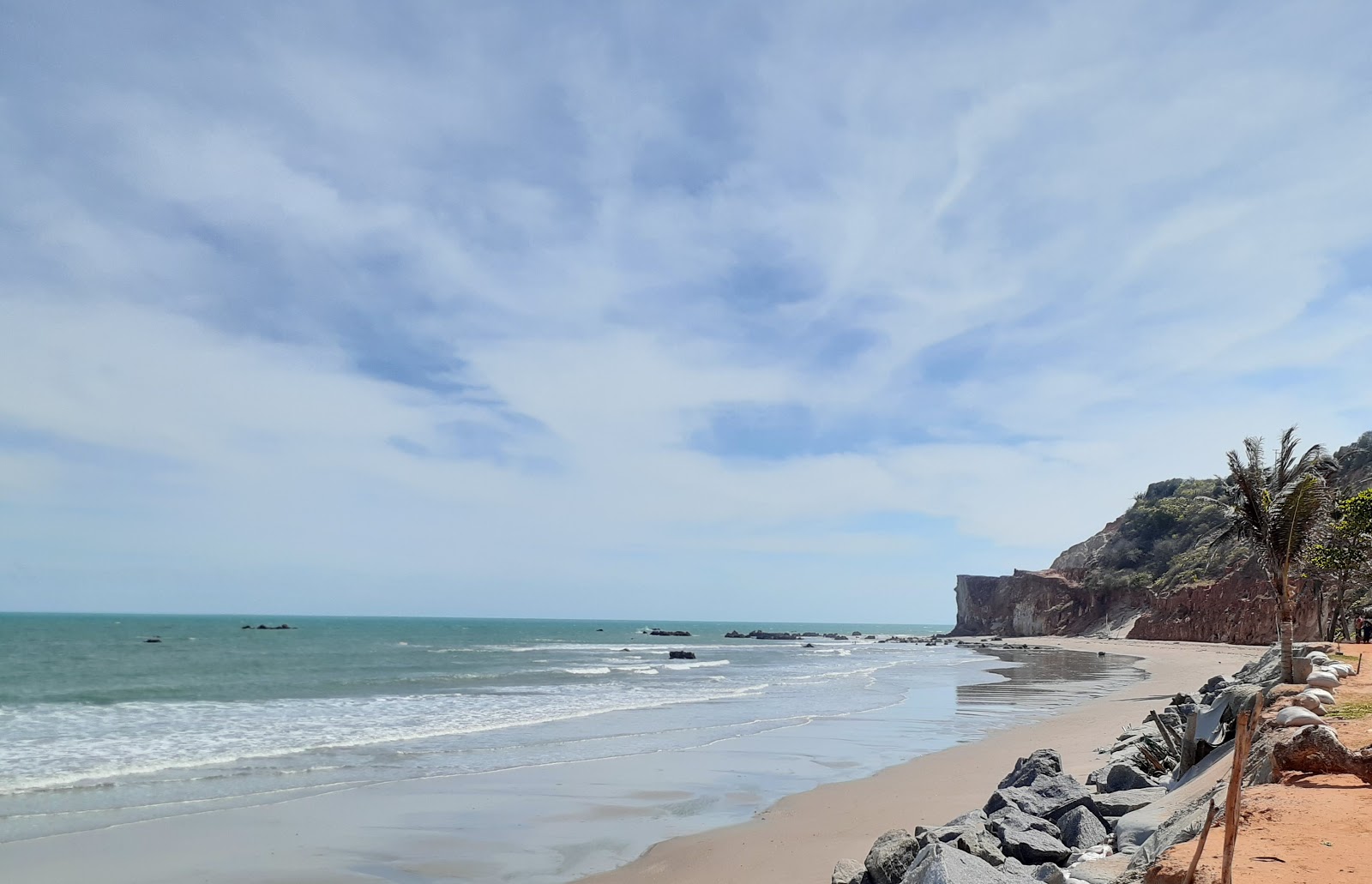 Foto von Redonda Strand von Klippen umgeben