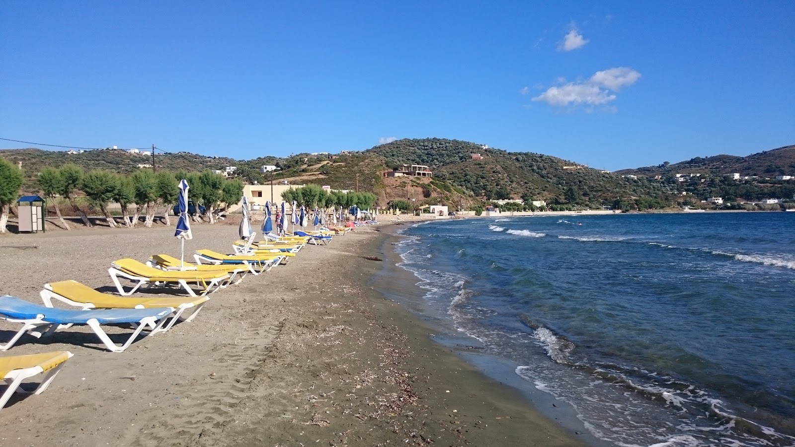 Foto de Gourna beach con parcialmente limpio nivel de limpieza