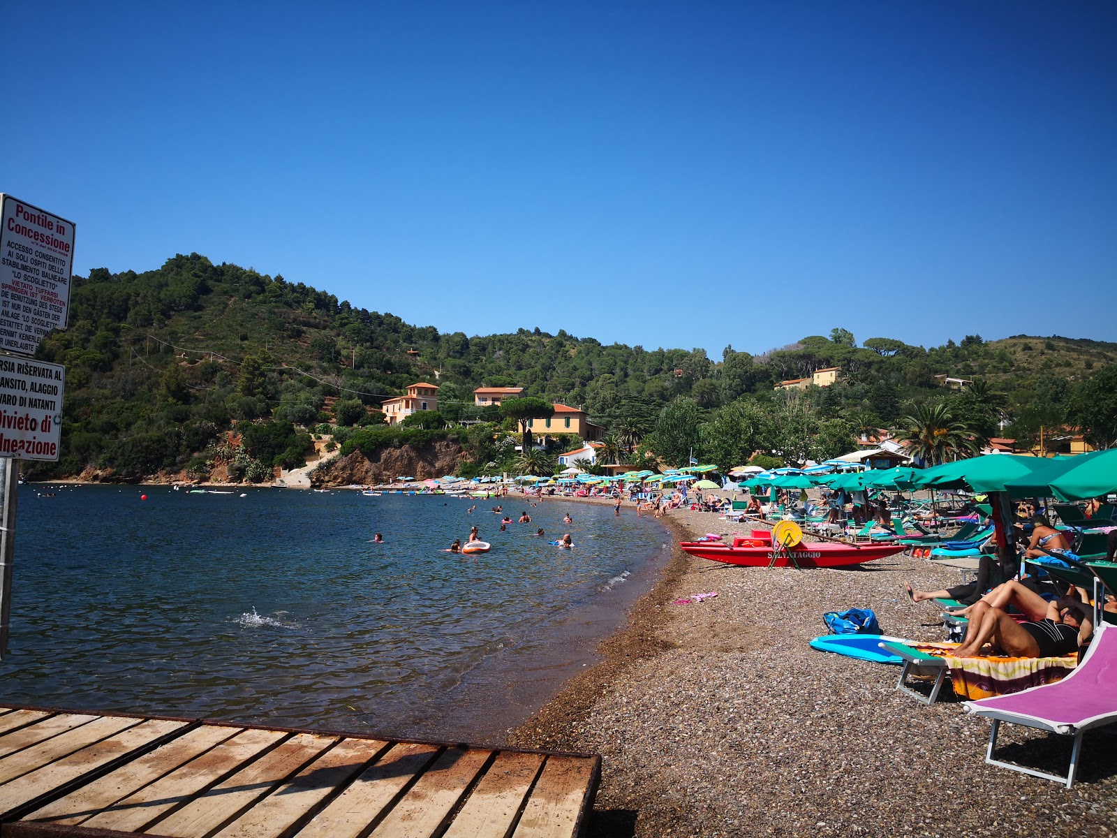 Photo de Bagnaia beach protégé par des falaises