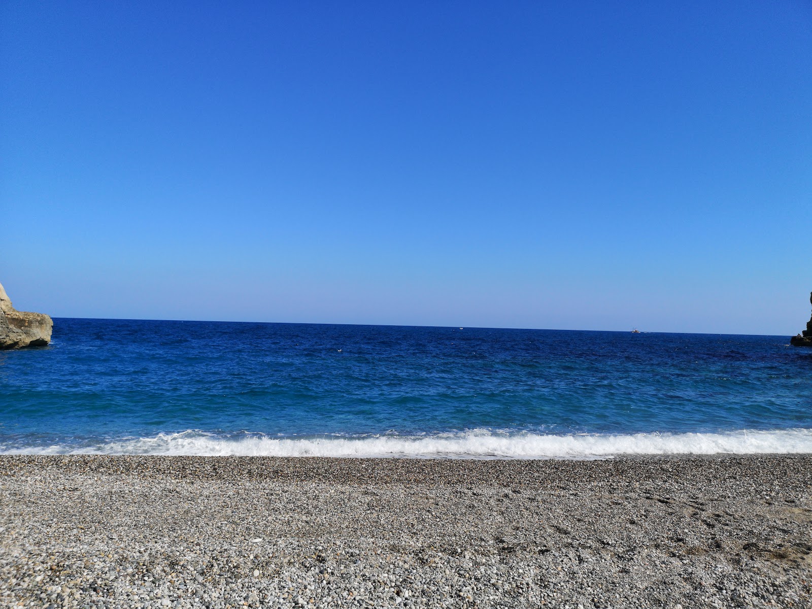 Kamara Beach的照片 带有碧绿色纯水表面