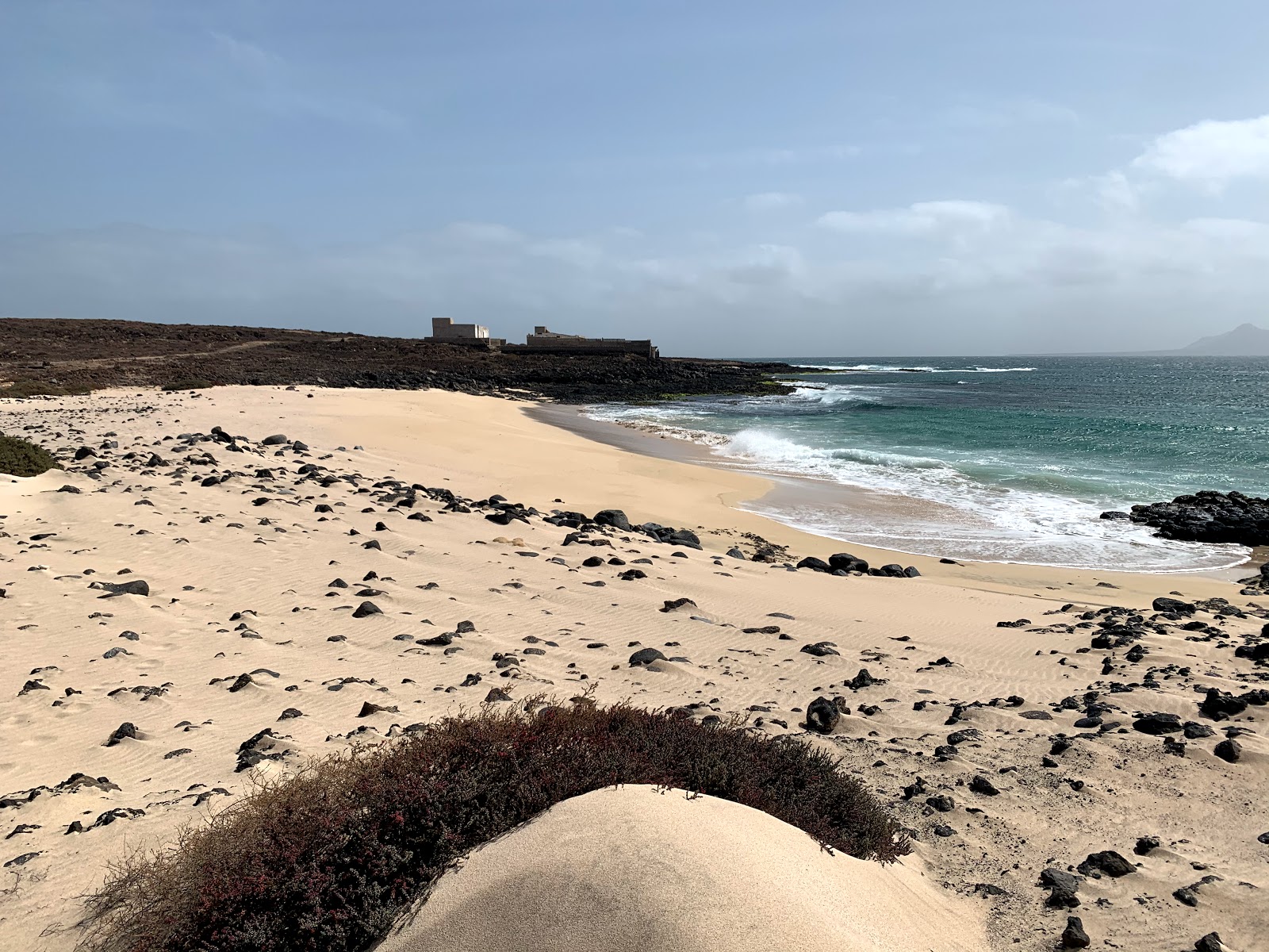 Foto von Sandy Beach mit beiger sand & steine Oberfläche