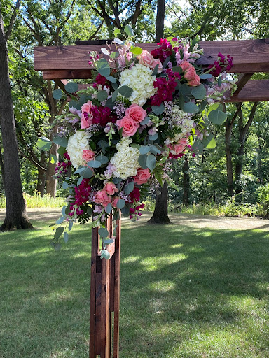 Florist «Carousel Flowers by Shamrock Garden Florist», reviews and photos, 527 S York St, Elmhurst, IL 60126, USA