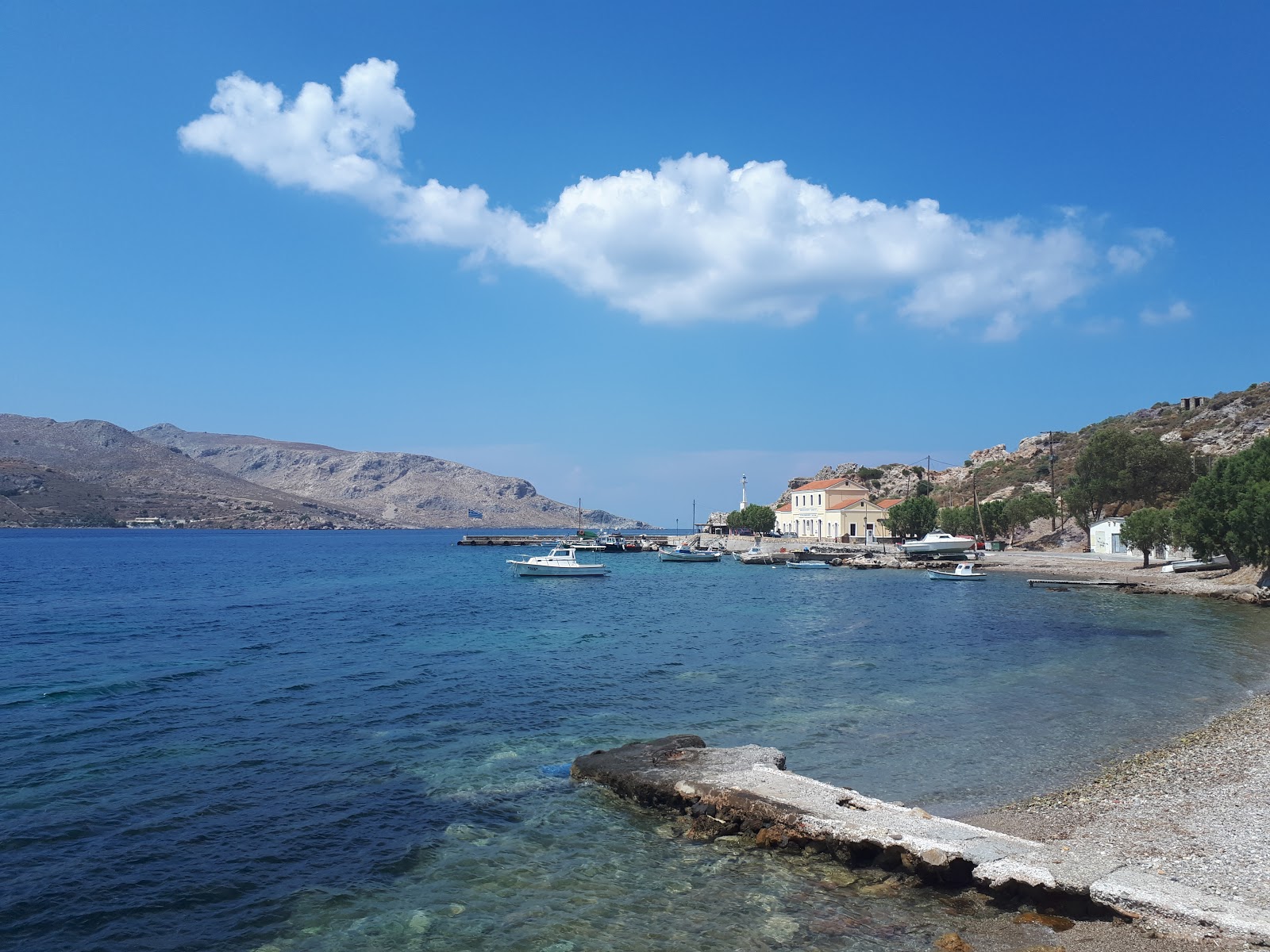 Paralia Agias Marinas II'in fotoğrafı taşlı kum yüzey ile