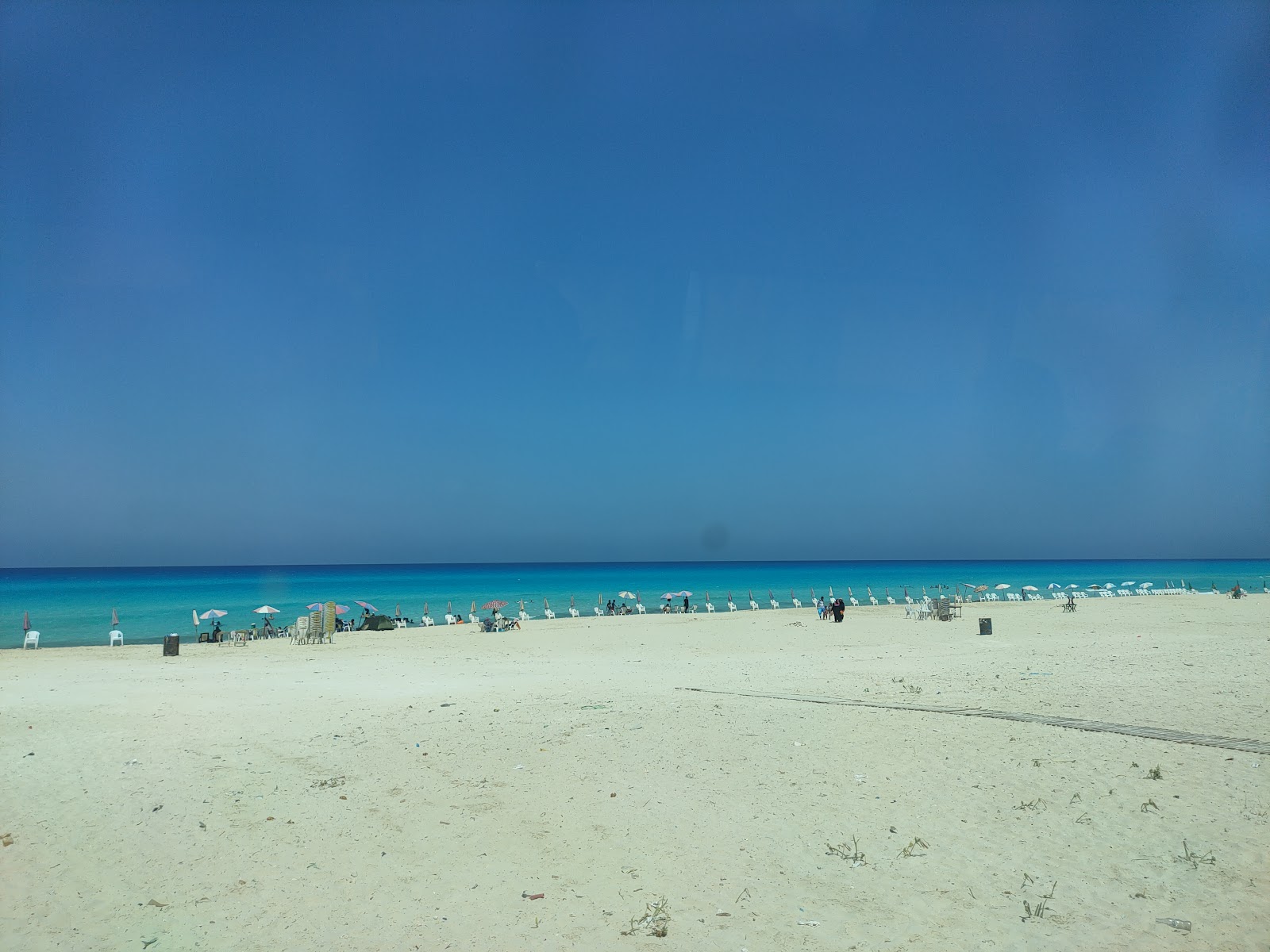 Fotografie cu Umm al-Rakhm Beach - locul popular printre cunoscătorii de relaxare
