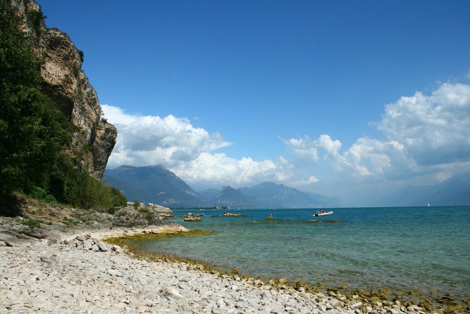 Foto av Spiaggia della Rocca med stenar yta