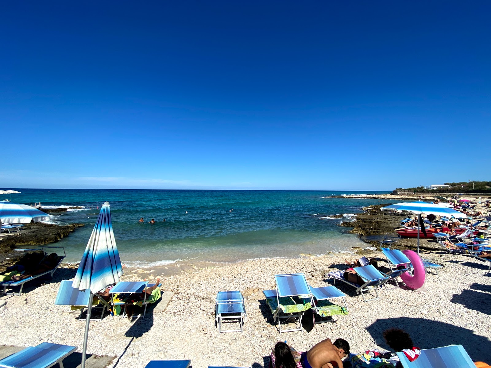 Foto von Coco Beach Club mit reines blaues Oberfläche