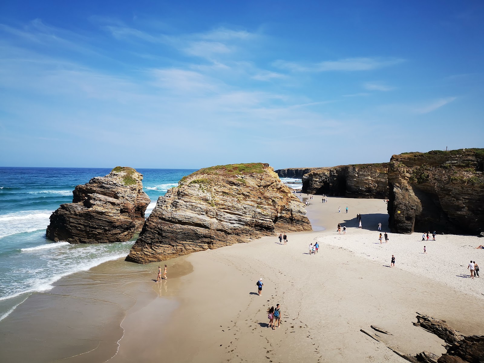 Foto de Playa de Las Catedrales con arena fina blanca superficie