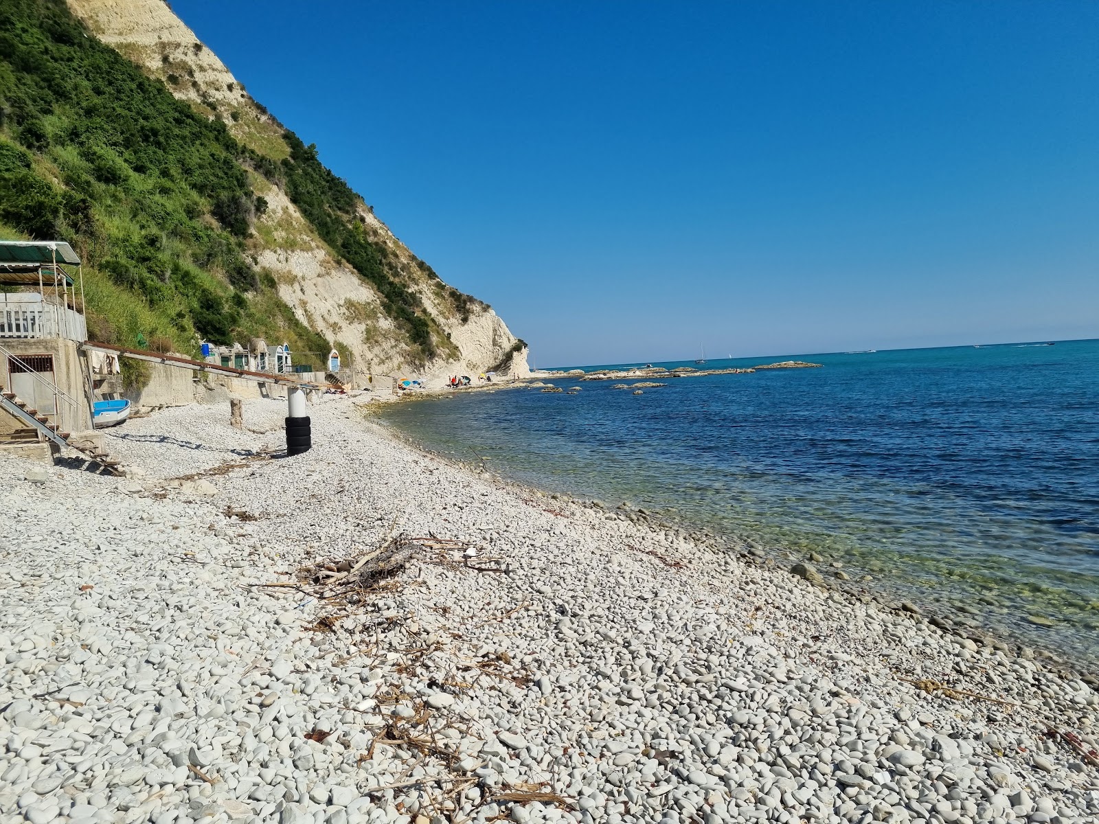 Spiaggia della Vedova的照片 带有蓝色纯水表面