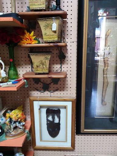 Flea Market «Springfield Flea Market & Gifts», reviews and photos, 1325 E Trafficway St, Springfield, MO 65802, USA