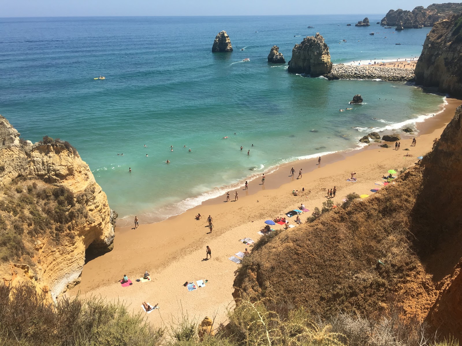 Praia do Pinhao的照片 带有碧绿色纯水表面