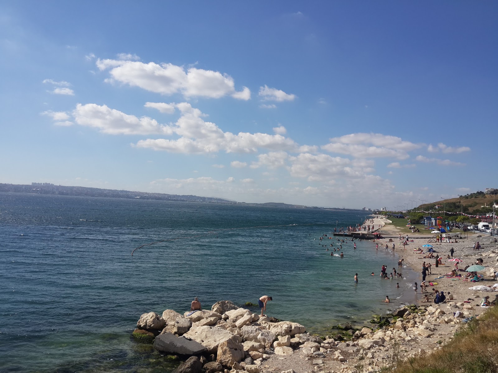 Φωτογραφία του Gurpinar beach με μπεζ άμμος και βότσαλα επιφάνεια