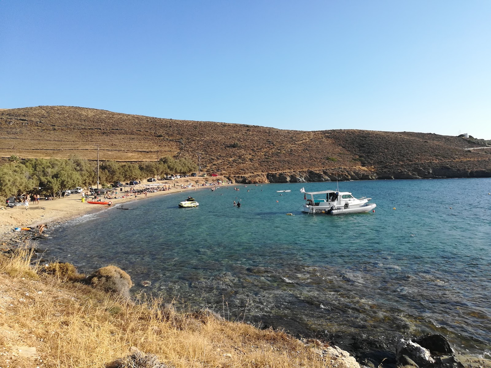 Foto de Komito beach com água cristalina superfície