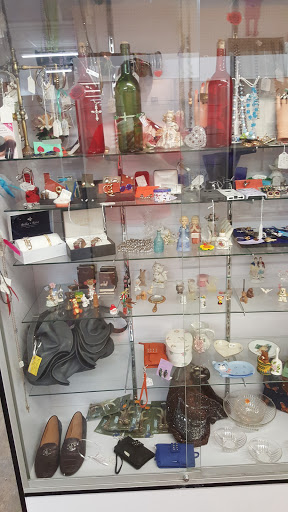 Outlet Mall «Finders Keepers Traders Outlet Mall», reviews and photos, 740-784 Chelsa Dr, Madisonville, KY 42431, USA